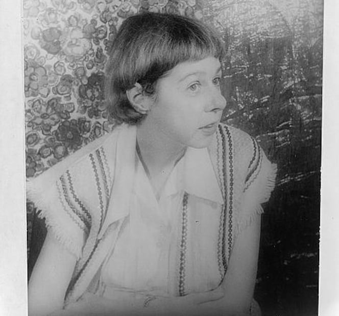 La novelista estadounidense Carson McCullers (1917-1967), autora de The Heart Is a Lonely Hunter (1940), publicada cuando tenía apenas 23 años. Carl Van Vechten / Library of Congress.