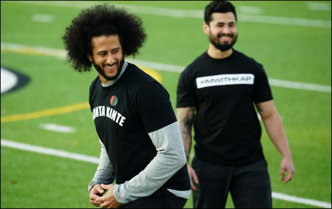 El exquarterback Colin Kaepernick en una práctica pública, previo a su sesión de entrenamiento con los equipos de la NFL (Reuters).