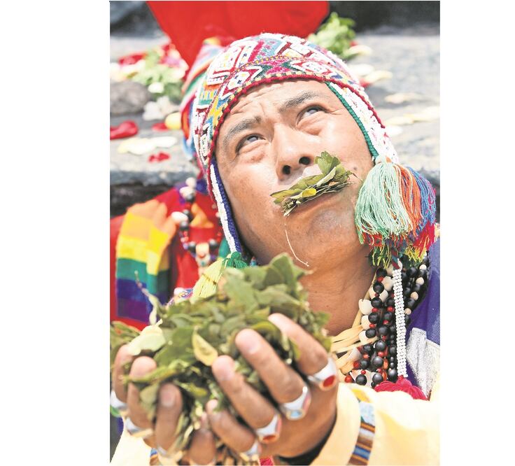 Un chamán se pone en la boca hojas de coca, un legado de los incas, durante un ritual para la buena suerte, en Lima, en 2011 (ARCHIVO. AP)