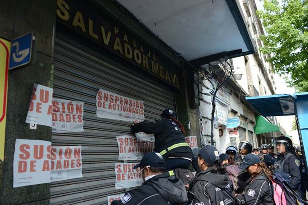 Tras un dispositivo del Instituto de Verificación Administrativa del Distrito Federal (InveaDF) para supervisar locales de telefonía celular en el Centro Histórico de la Ciudad de México, fue clausurada la plaza ubicada en calle República del Salvador y Eje Central Lázaro Cárdenas