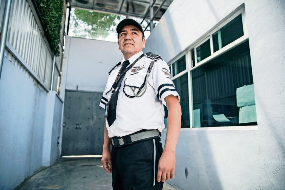 Juan Carlos Salazar, de 47 años, recuerda que en una ocasión cuando vigilaba la sección de ropa de una tienda de autoservicio impidió que un hombre robara ropa íntima de mujer (FOTOS: CRISTOPHER ROGEL BLANQUET. EL UNIVERSAL)