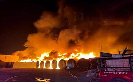Aparatoso incendio consume fábrica de fibra óptica en Tezoyuca, Estado de México