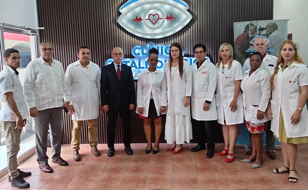 Juan Loforte, embajador de Cuba en Honduras, se reune con medicos cubanos en centro oftalmologico hondureño. Foto: @Embacubahondura.