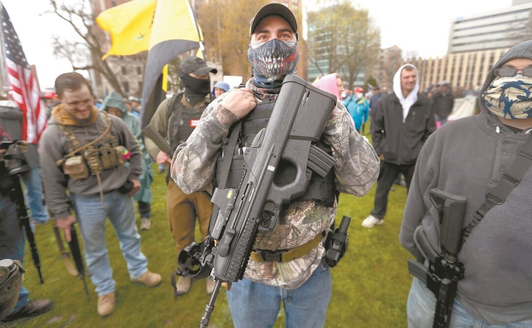 Manifestantes armados durante una protesta contra el confinamiento en el Capitolio, en Michigan. Especialistas alertan que los mensajes del mandatar io Donald Trump a liberar los estados dan alas a los grupos de la ultraderecha. Foto: PAUL SANCYA. AP