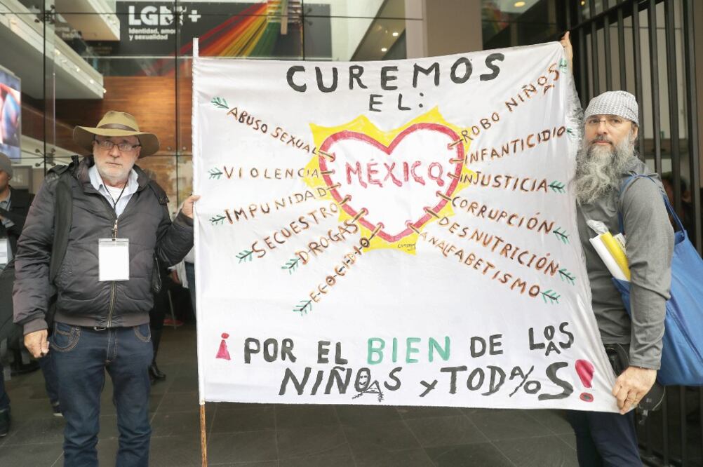 El poeta Javier Sicilia mostró una manta en el Museo Memoria y Tolerancia, donde los candidatos acudieron al Diálogo por la Paz y la Justicia (VALENTE ROSAS. EL UNIVERSAL)
