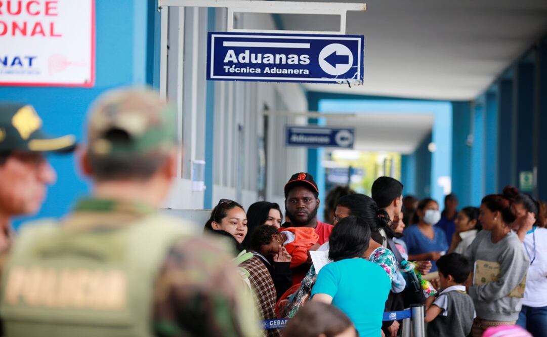 Venezuelan migrants queue at the Binational Border Service Center of Peru at the border with Ecuador, in Tumbes, Peru - Photo: Douglas Juarez/REUTERS