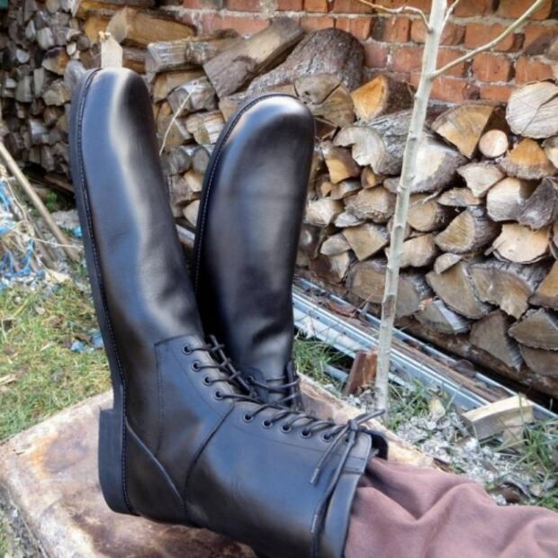 Lanzan zapatos XL para fomentar el distanciamiento social