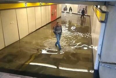 Fuga de agua inunda estación del Metro Oceanía