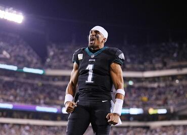 Un brillante Jalen Hurts llevó a Filadelfia al triunfo y dejó a Green Bay al borde del abismo