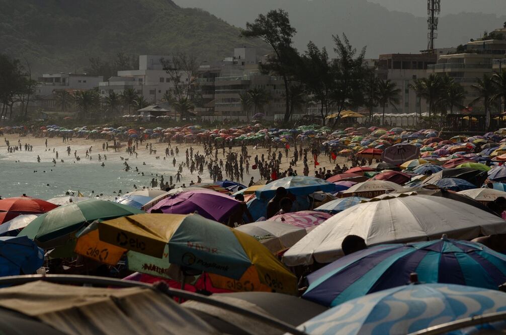 La gente se refresca en la playa Recreio dos Bandeirantes durante una ola de calor en Río de Janeiro, Brasil, el 15 de noviembre de 2023. Foto: AFP