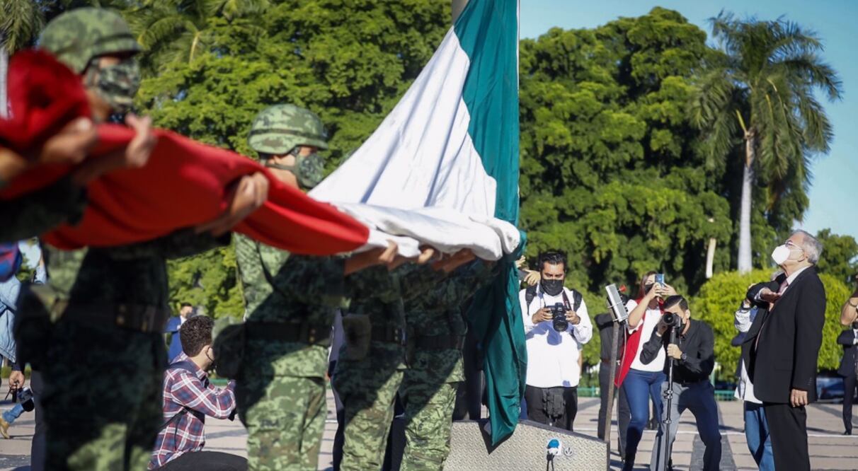 El gobernador Rubén Rocha Moya realizó el izamiento de la bandera nacional en la plaza cívica de Palacio de Gobierno. Foto: Twitter @rochamoya_