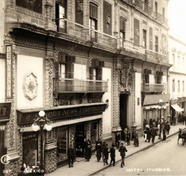 El tezontle, desde la arquitectura virreinal a la neocolonialEl Palacio de Iturbide, ubicado en la avenida Madero, en una postal cercana a 1920, cuando estaba ocupado por el Hotel Iturbide y otros negocios. Este edificio fue construido en el siglo XVIII por el arquitecto Francisco Guerrero y Torres. Hoy es el Palacio de Cultura Citibanamex. Imagen: Colección Carlos Villasana.