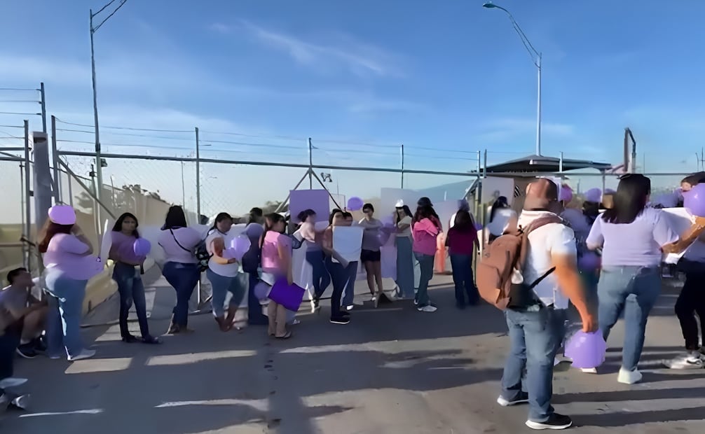 Un nutrido contingente se abrió paso para llegar al Puente Internacional portando pancartas y gritando consignas contra las autoridades estadounidenses. | Foto: Especial.