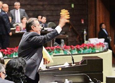 "Llueven" monedas de chocolate a PRI y PVEM