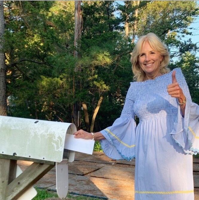 La primera dama vistió ayer un abrigo del diseñador Jonathan Cohen / Foto: @drbiden