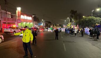 Vecinos bloquean avenida Santa Lucía por Línea 5 del Cablebús; exigen estudios y transparencia