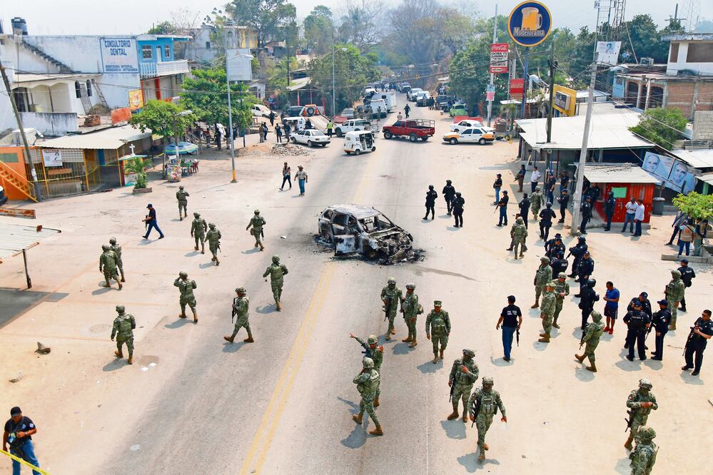 Miembros del Frente de Policías Comunitarios de Guerrero irrumpieron ayer en Xaltianguis, en Acapulco, y se enfrentaron con autodefensas de la Unión de Pueblos y Organizaciones del Estado de Guerrero. DAVID GUZMÁN GONZÁLEZ. EFE