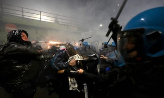 FOTOS: Así fue el enfrentamiento entre manifestantes y policía en Juegos Olímpicos de Invierno; usan gas lacrimógeno para replegarlos