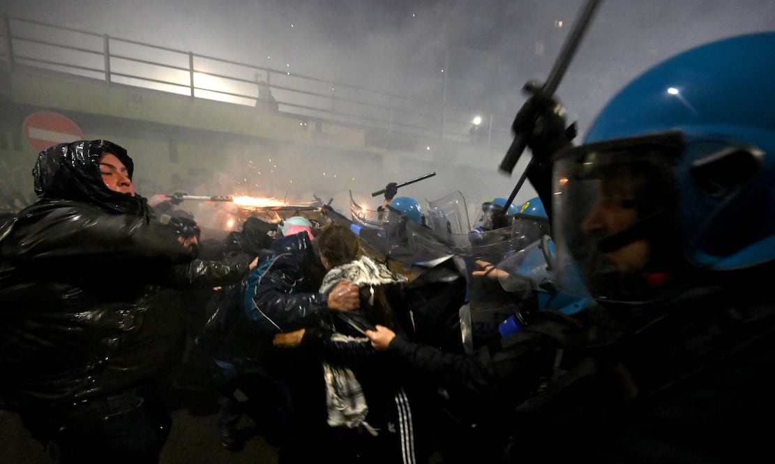 Manifestantes se enfrentan a la policía durante protesta contra Juegos Olímpicos de Invierno 2026 en Milán, Italia. Foto: Piero Cruciatti/AFP