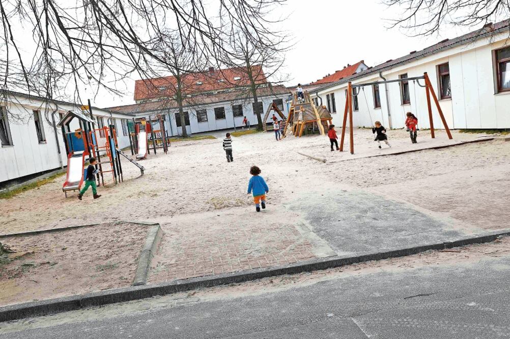 Niños juegan en un parque para refugiados en Friedland, Alemania, el lunes de hace una semana (KAI PFAFFENBACH. REUTERS)
