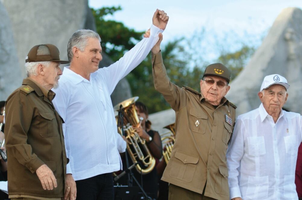 El presidente de Cuba, Miguel Díaz-Canel (segundo de izquierda a derecha), y el exmandatario Raúl Castro, a su lado, ayer en Bayamo. Foto/OMARA GARCÍA. AP