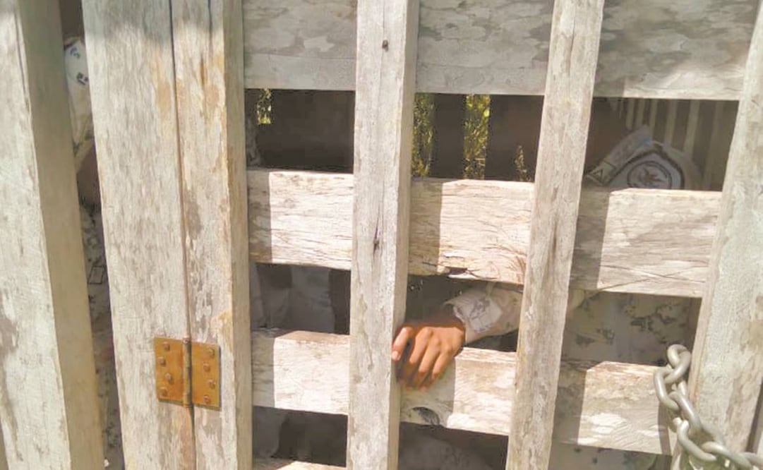 Los guardias nacionales fueron despojados de sus armas y encerrados en jaulas de madera. Foto: Especial.