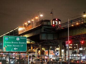 Niegan libertad bajo fianza a mujer que aventó a dos mexicanas a las vías del Metro de Nueva York