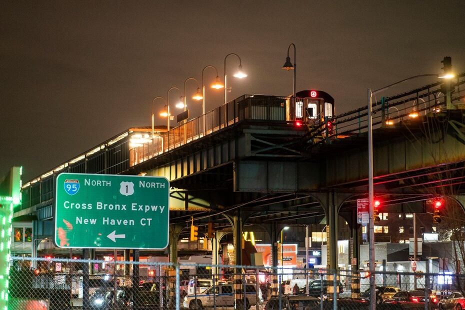 Un tren subterráneo permanece bajo investigación policial tras un tiroteo en la estación de metro de Mount Eden Avenue, el lunes 12 de febrero de 2024, en el barrio neoyorquino del Bronx. FOTO: EDUARDO MUNOZ ALVAREZ. AP