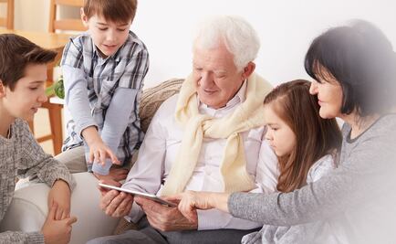 Niños enseñan robótica a mayores de 70