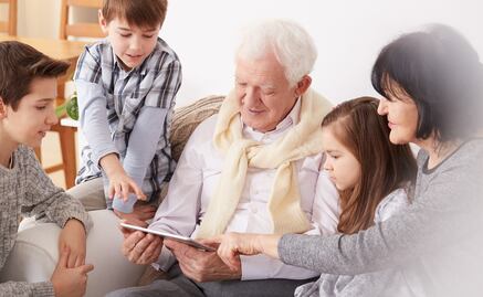 Niños enseñan robótica a mayores de 70