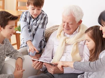 Niños enseñan robótica a mayores de 70