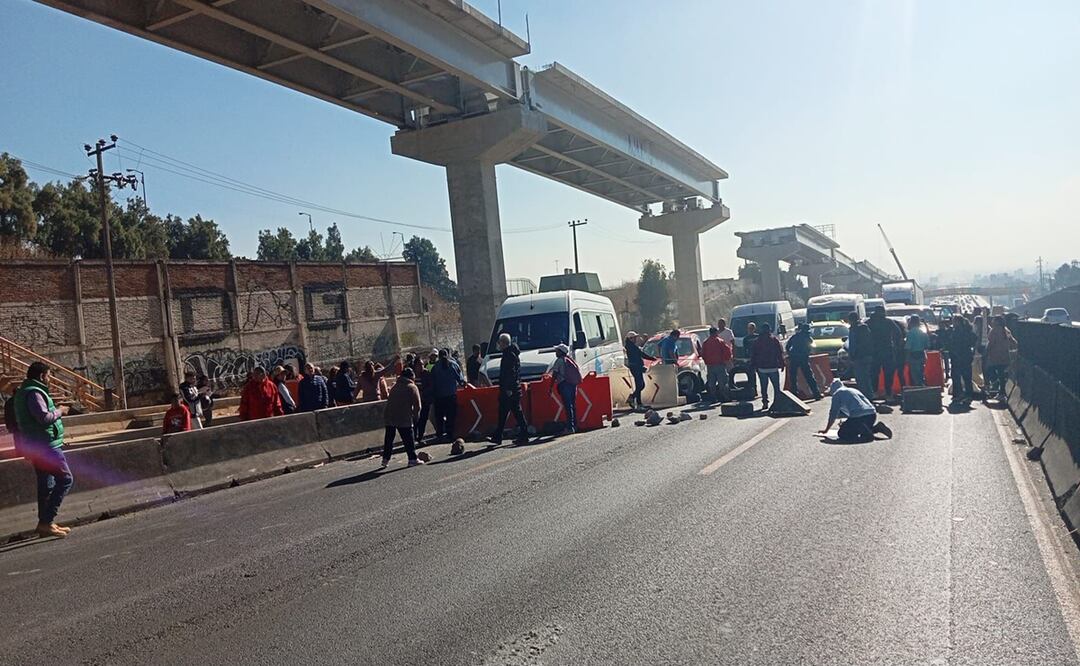 Bloqueo en autopista México-Puebla; exigen parada del trolebús elevado en Iztapalapa. Foto: Juan Carlos Williams
