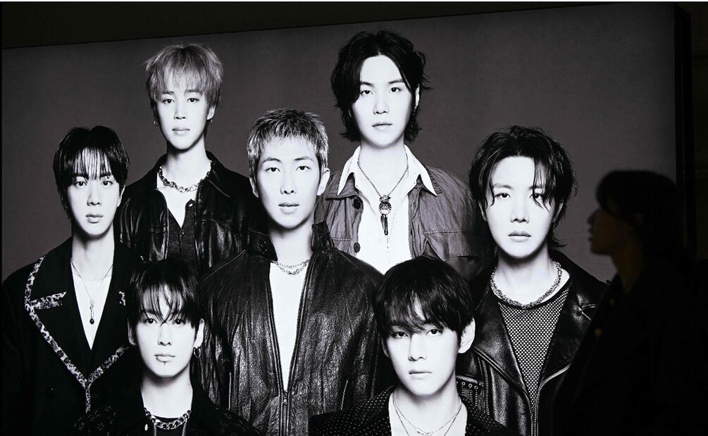 Un visitante pasa junto a una foto de BTS expuesta en una tienda pop-up de BTS en The Heritage, perteneciente a los grandes almacenes Shinsegae, en Seúl.
Foto: Jung Yeon-je / AFP.