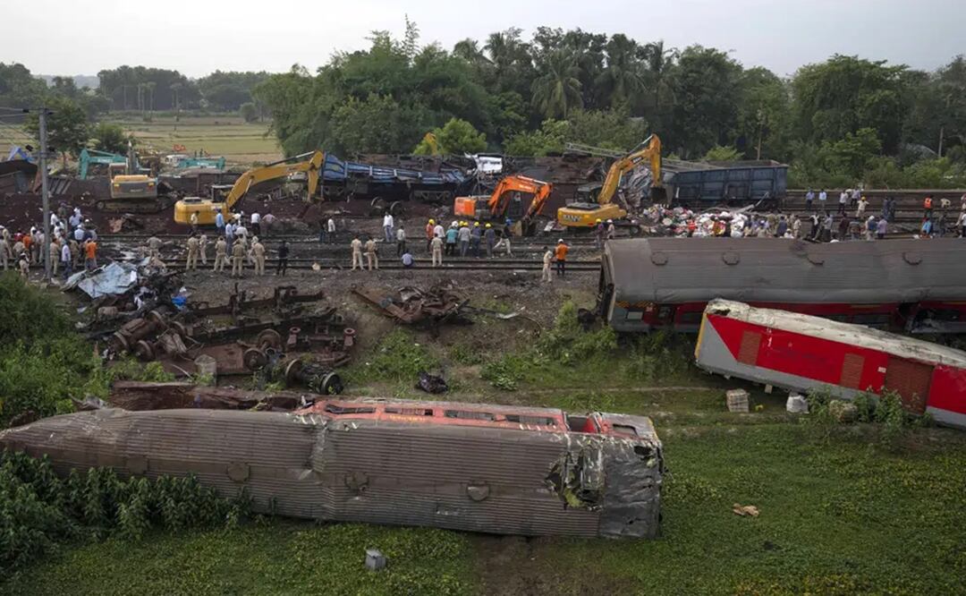 Gente mirando en el lugar donde descarrilaron varios trenes en el distrito de Balasore, en el estado oriental indio de Orissa. Foto: AP