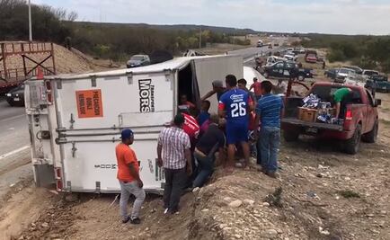 Pobladores saquean tráiler de cervezas volcado en Tamaulipas