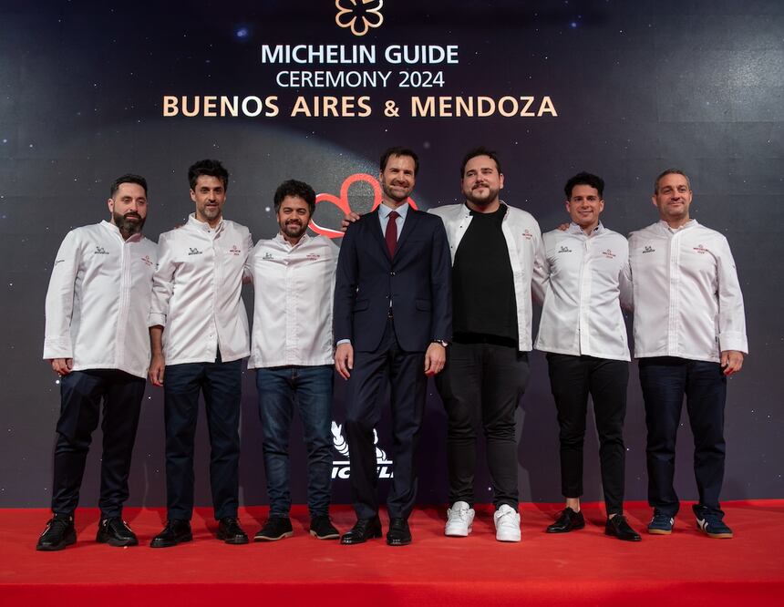Los 6 chefs ganadores de las primeras estrellas Michelin en Argentina, de las ciudades de Buenos Aires y de Mendoza. Foto: Cortesía del Ministerio de Turismo y Deportes de la Nación)