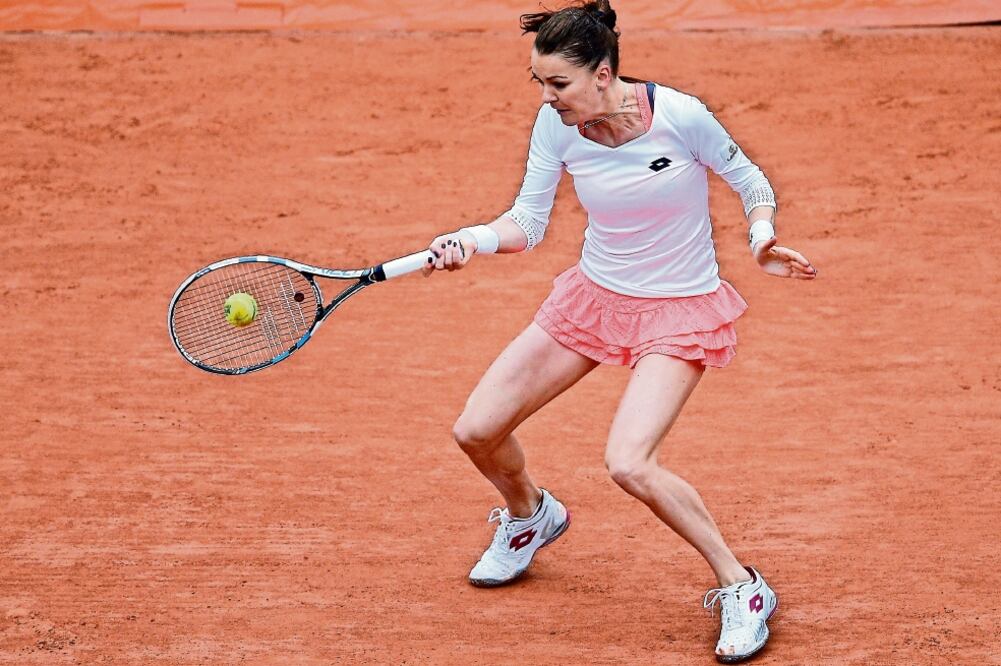 La polaca Radwanska fue atendida por un problema en la mano, que atribuyó a las condiciones del clima (ROBERT GHEMENT. EFE)