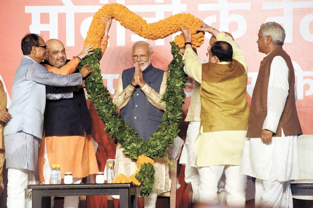 Narendra Modi, primer ministro de India (centro), ayer al celebrar su victor ia en la sede del partido Bharatiya Janata (BJP), en Nueva Delhi. / PRAKASH SINGH. AFP