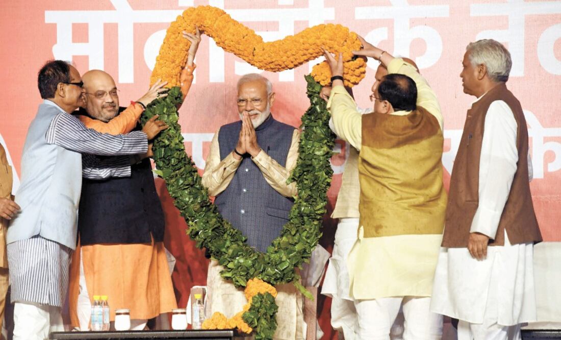 Narendra Modi, primer ministro de India (centro), ayer al celebrar su victor ia en la sede del partido Bharatiya Janata (BJP), en Nueva Delhi. / PRAKASH SINGH. AFP