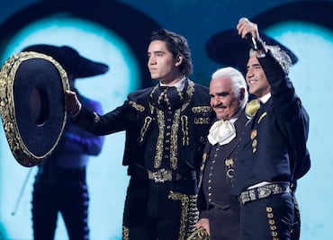 Vicente, Alejandro y Alex Fernández ponen de pie a los Latin Grammy 2019