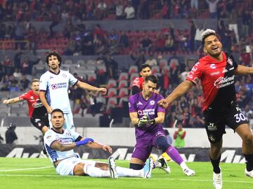 Eduardo Aguirre fue rechazado por Cruz Azul y les responde con gol