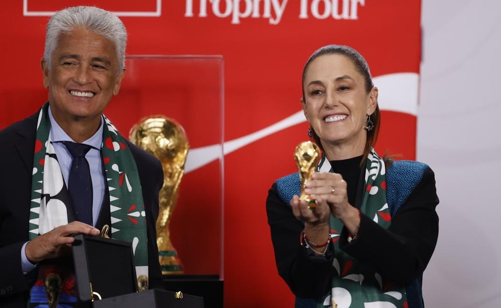 Claudia Sheinbaum recibió el deseado cetro a 100 días de la inauguración del Mundial 2026. FOTO: Diego Simón/ EL UNIVERSAL
