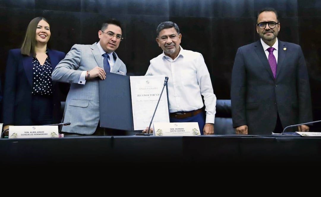 El pasado 29 de abril, en el Senado la Comisión de Asuntos de la Frontera Norte entregó reconocimientos a empleados de Aduanas, incluido Alex Márquez (de traje gris). Foto: Archivo EL UNIVERSAL