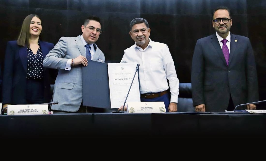 El pasado 29 de abril, en el Senado la Comisión de Asuntos de la Frontera Norte entregó reconocimientos a empleados de Aduanas, incluido Alex Márquez (de traje gris). Foto: Archivo EL UNIVERSAL