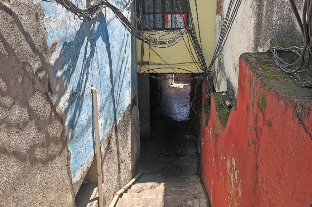 En esta vecindad ubicada en la colonia Carola, en Cuernavaca, vivían la pequeña víctima y el hombre que la asfixió después de abusar sexualmente de ella. Fotos/JUSTINO MIRANDA. EL UNIVERSAL