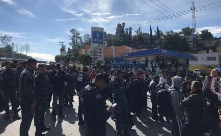 Policías federales bloquean carreteras; protestan en contra de la Guardia Nacional