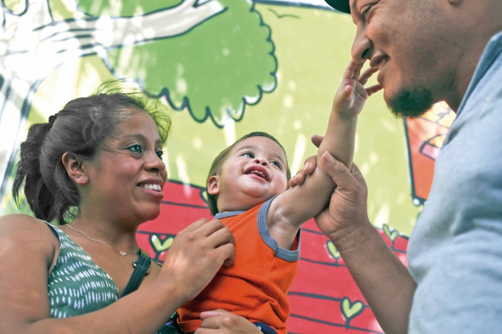Adalicia y Rolando, al recibir ayer a su hijo Johan, de 15 meses, en San Pedro Sula, en Honduras. El bebé estuvo cinco meses en manos de autoridades migratorias de EU. Foto: ESTEBAN FELIX. AP