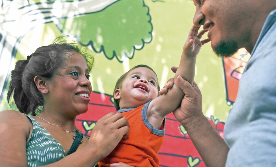 Adalicia y Rolando, al recibir ayer a su hijo Johan, de 15 meses, en San Pedro Sula, en Honduras. El bebé estuvo cinco meses en manos de autoridades migratorias de EU. Foto: ESTEBAN FELIX. AP