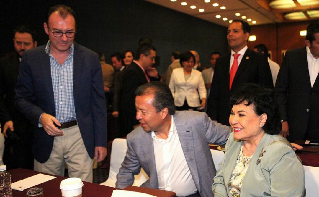 Videgaray saluda a los diputados electos priístas César Camacho y Carmen Salinas. Foto: Lucía Godínez/EL UNIVERSAL