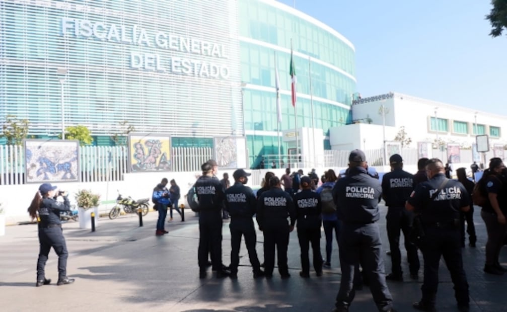 Exigen liberación de policías detenidos tras muerte de abuelo en Puebla